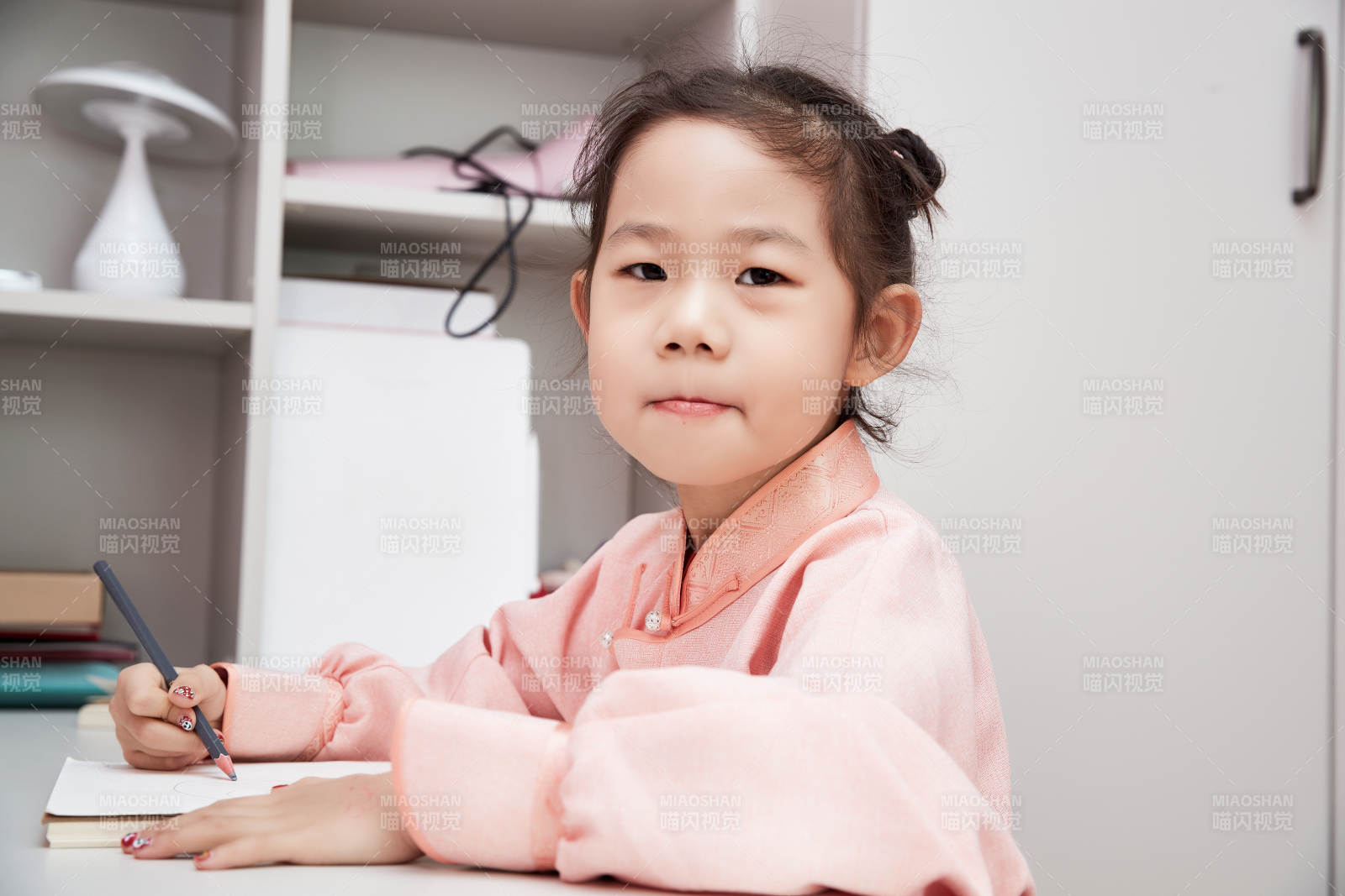 在家玩耍的亚洲小女孩图片