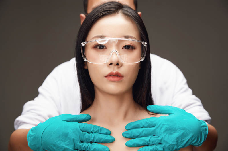 黑色背景里的亚洲美女面部特写医美整容图片