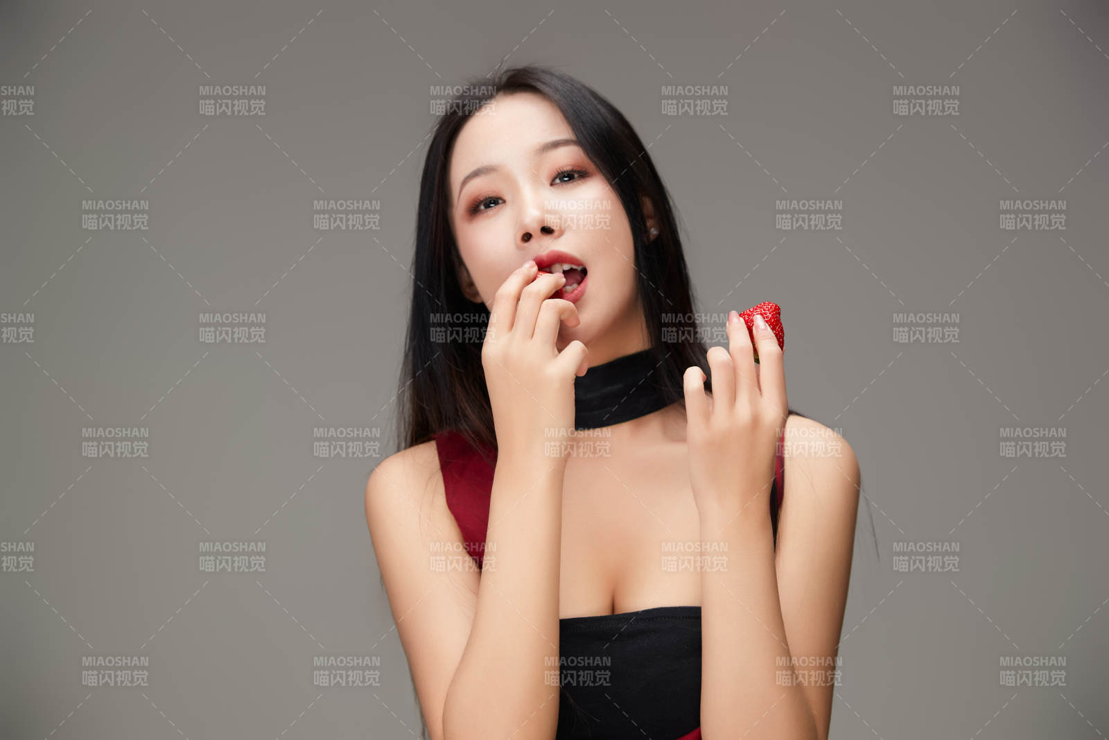 吃水果的亚洲东方长发少女图片