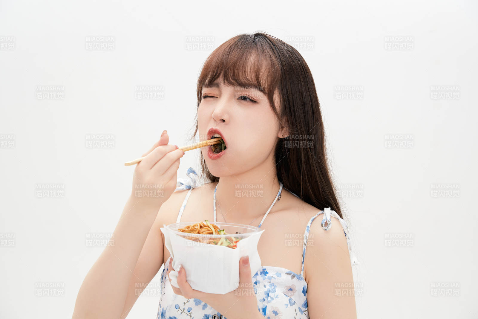 大吃特吃的亚洲可爱少女人像图片