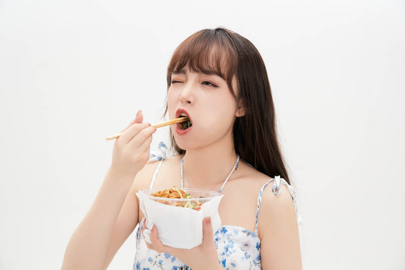 大吃特吃的亚洲可爱少女人像图片