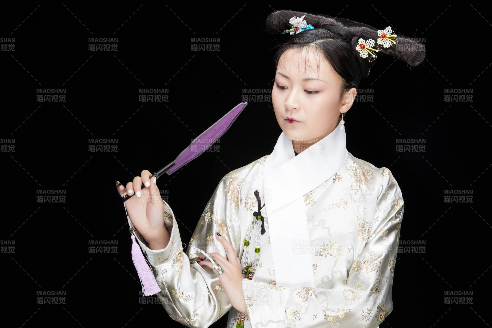 黑色背景下的清代女性古装造型清朝古装图片