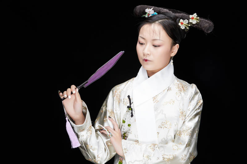 黑色背景下的清代女性古装造型清朝古装图片