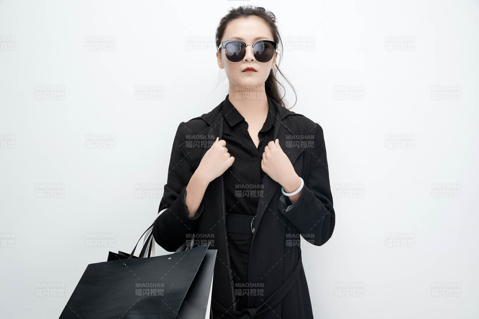 白色背景下手提购物袋时尚美丽的亚洲少女图片