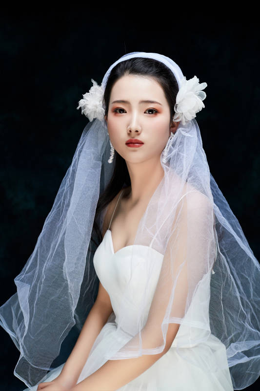 黑色背景下的女性复古婚纱妆面图片