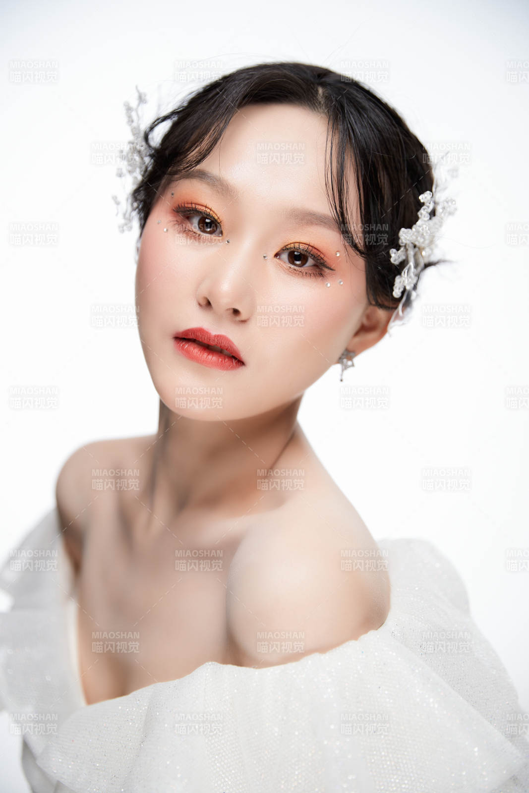 女性婚纱妆面图片