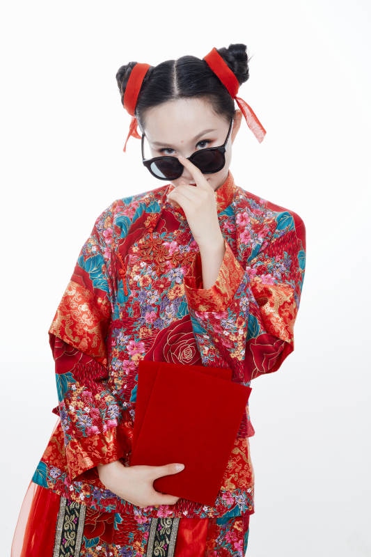 身穿中国传统服饰的青年女性图片