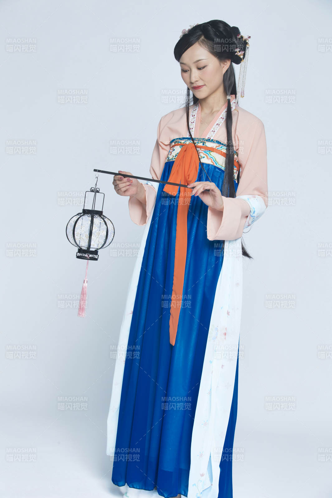 身穿古装的汉服女性人像汉服影棚拍摄图片