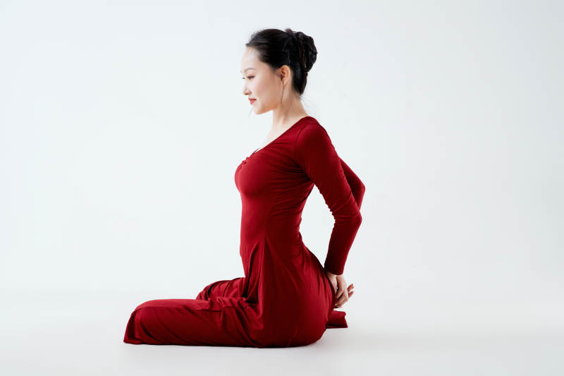 穿着红色长裙翩翩起舞的少女图片