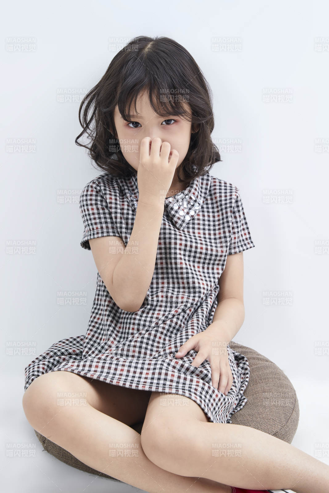 白色色背景的可爱的亚洲小女孩儿童图片