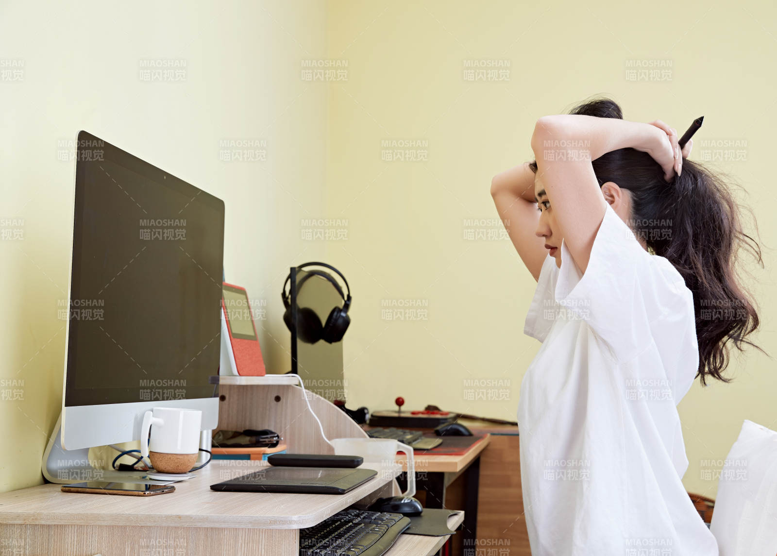 居家在电脑前创作插画的年轻美女图片