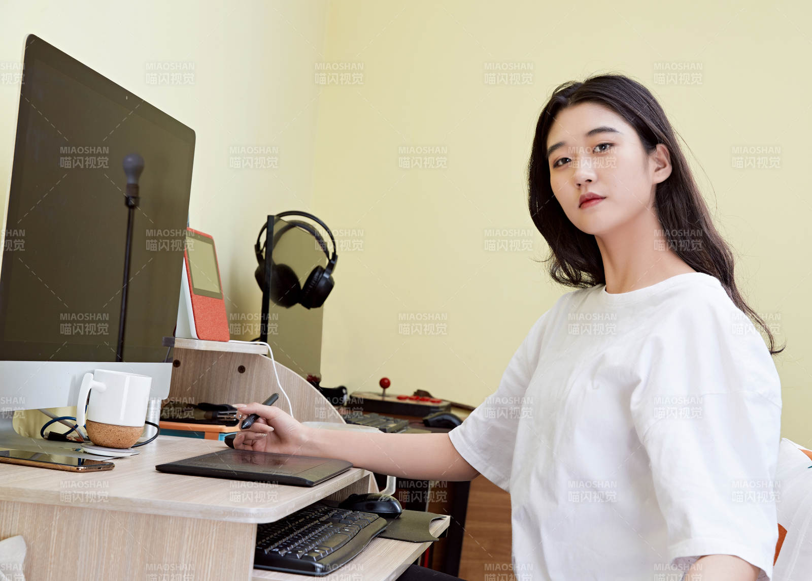 居家在电脑前创作插画的年轻美女图片