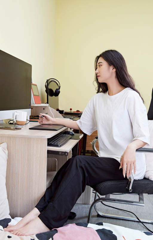 居家在电脑前创作插画的年轻美女图片