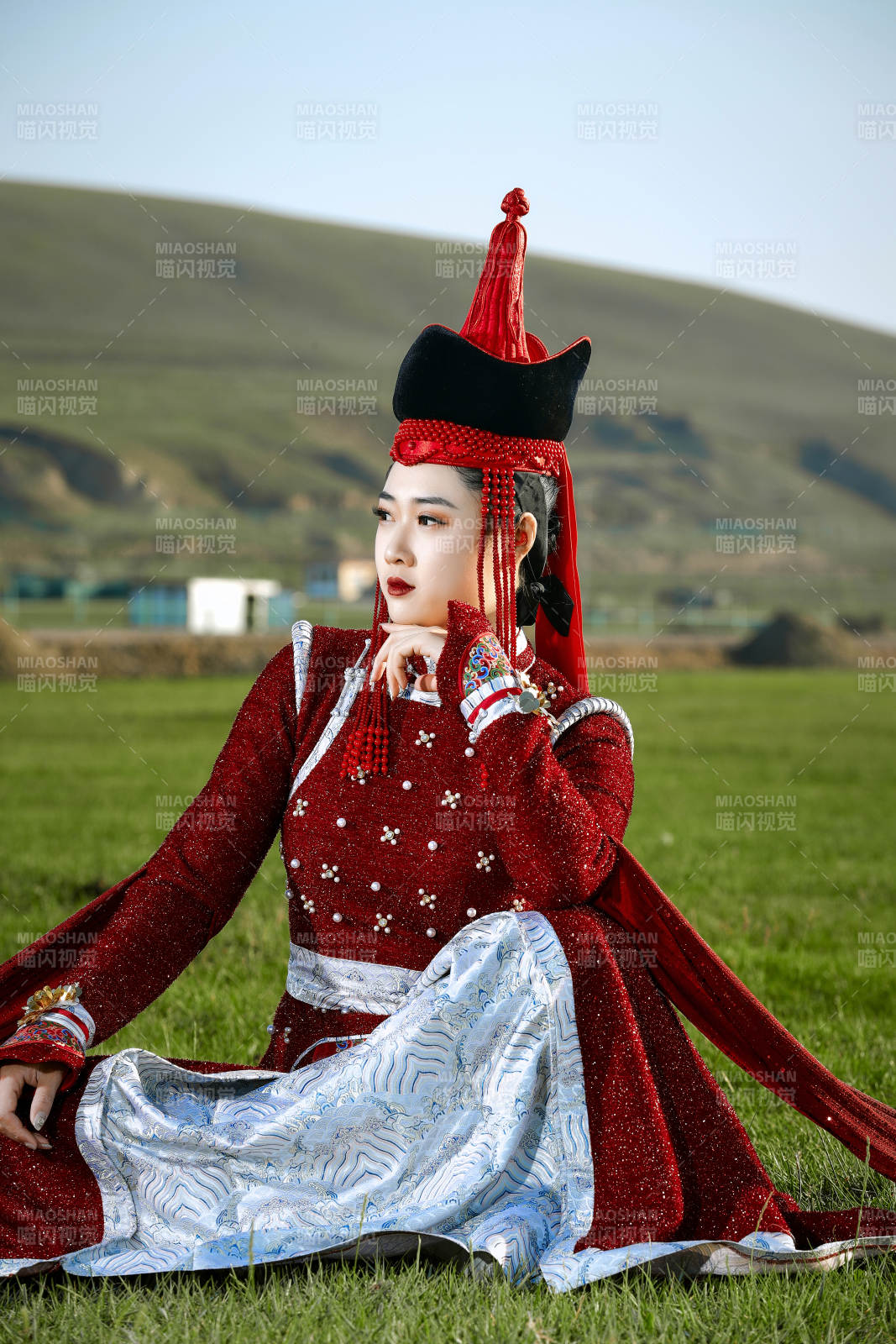 草原上穿着蒙古族传统服饰的亚洲年轻美少女图片