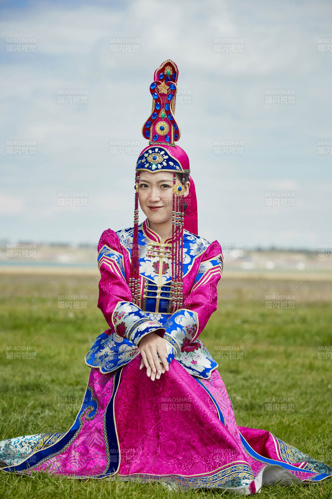 草原上身穿豪华蒙古族服饰的蒙族少女图片