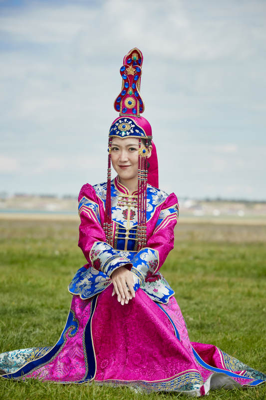 草原上身穿豪华蒙古族服饰的蒙族少女图片