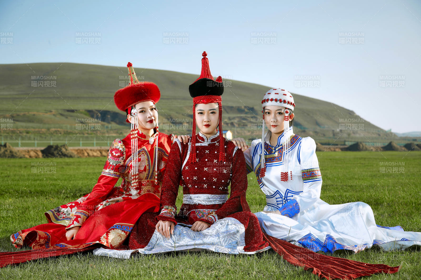 草原上穿着蒙古族传统服饰的亚洲年轻美少女图片