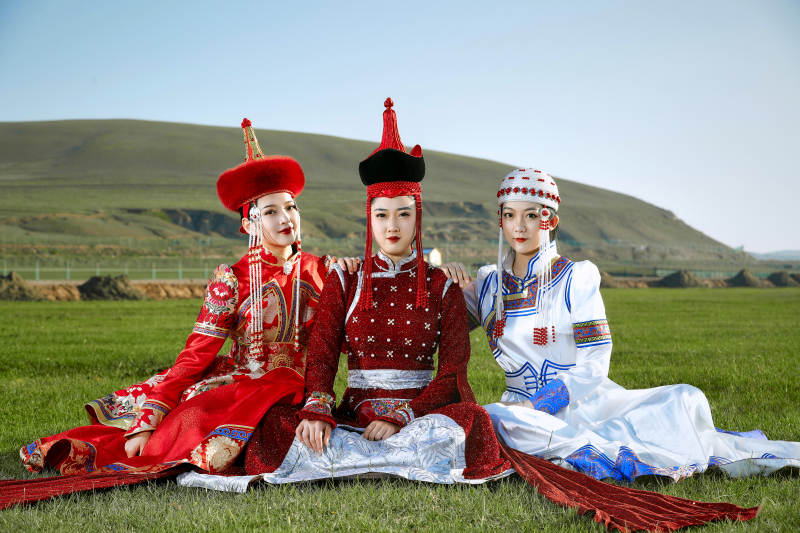 草原上穿着蒙古族传统服饰的亚洲年轻美少女图片