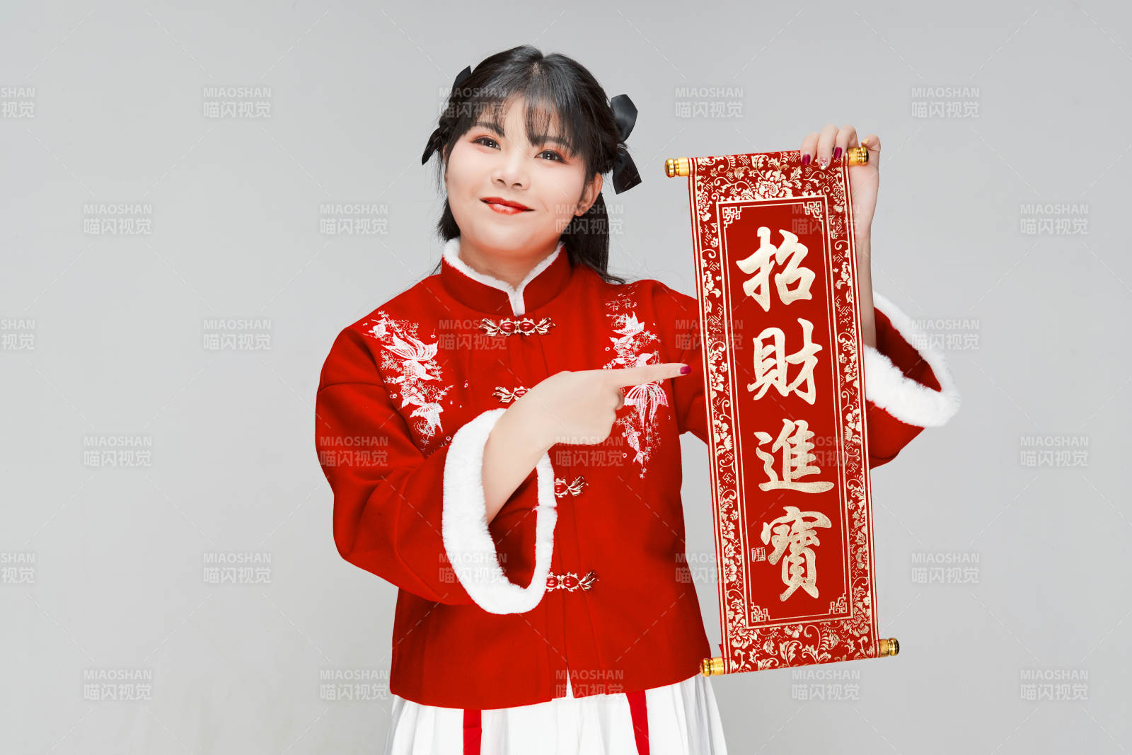 手持春联身穿喜庆汉服的可爱少女图片