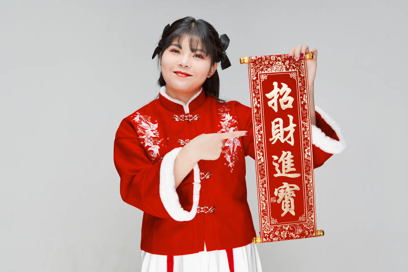 手持春联身穿喜庆汉服的可爱少女图片