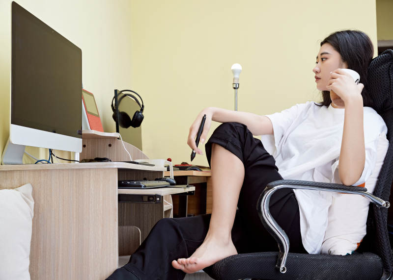 居家在电脑前创作插画的年轻美女图片