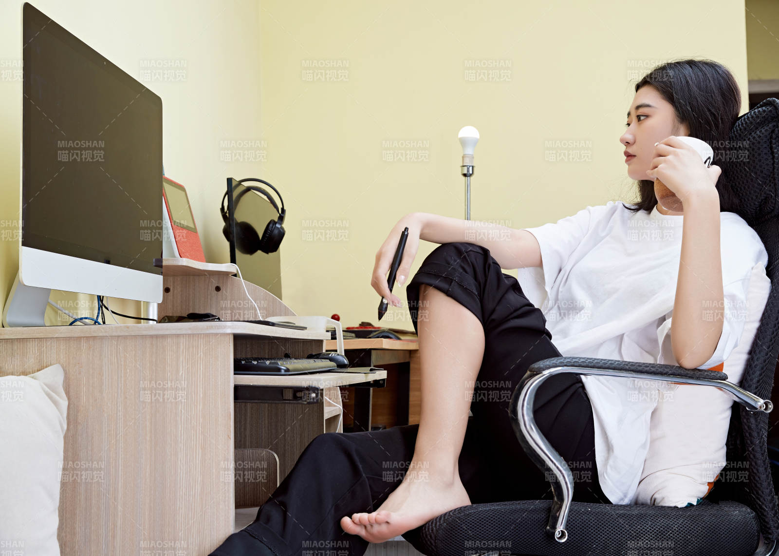 居家在电脑前创作插画的年轻美女图片