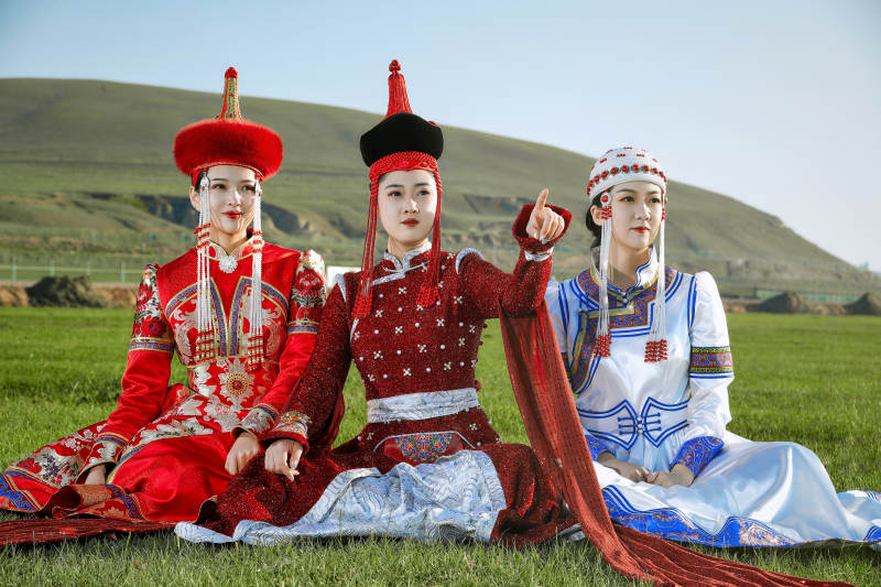 草原上穿着蒙古族传统服饰的亚洲年轻美少女图片