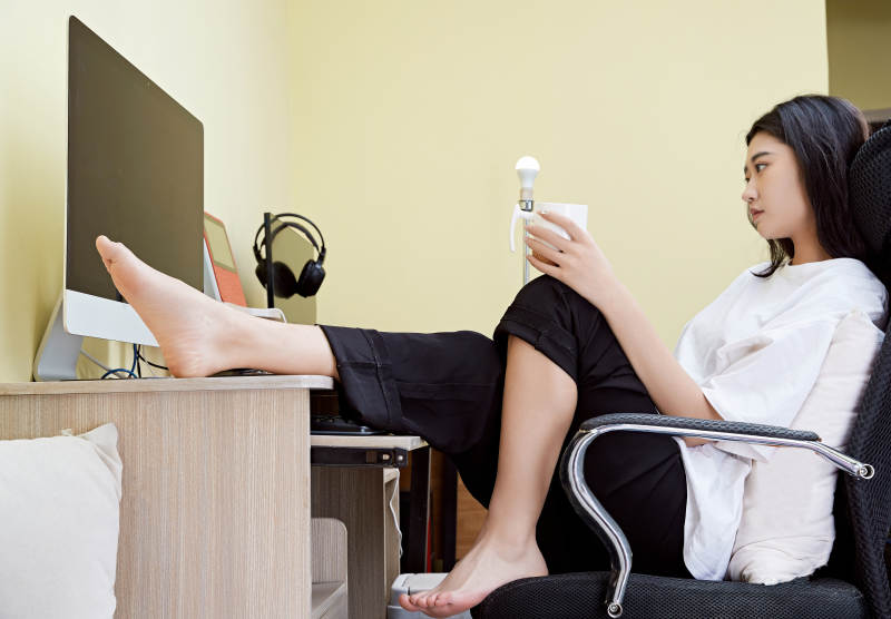 居家在电脑前创作插画的年轻美女图片