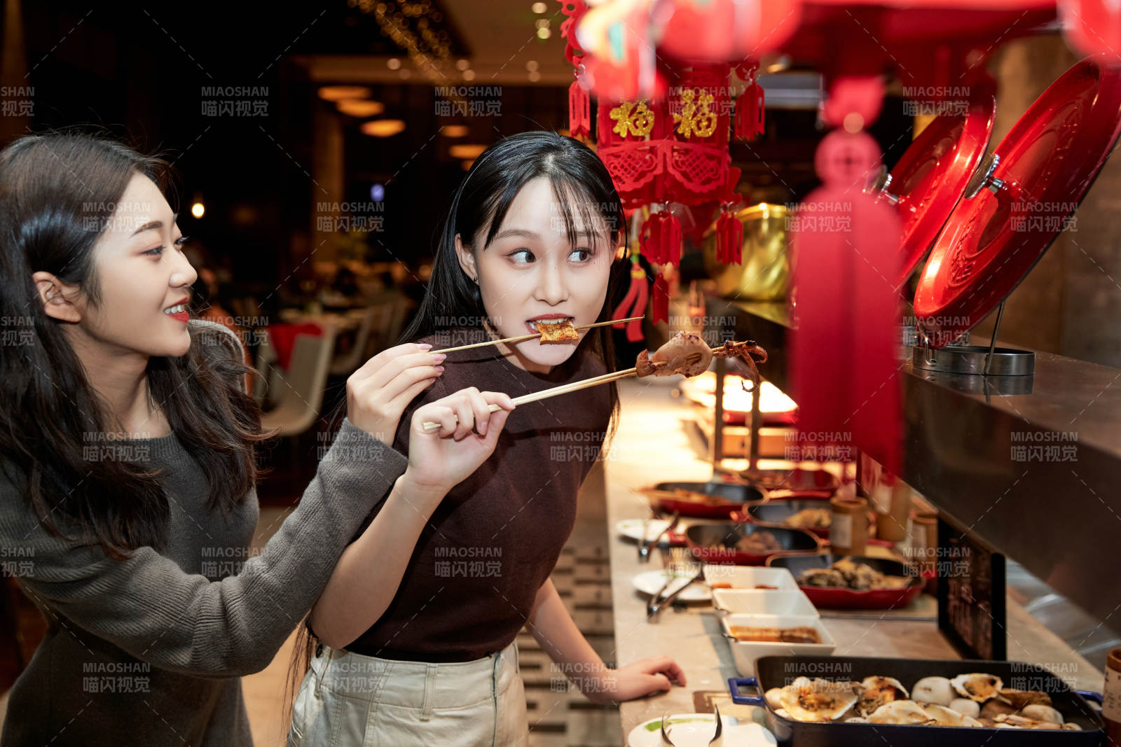 在酒店自助餐厅大吃特吃的亚洲可爱闺蜜少女图片
