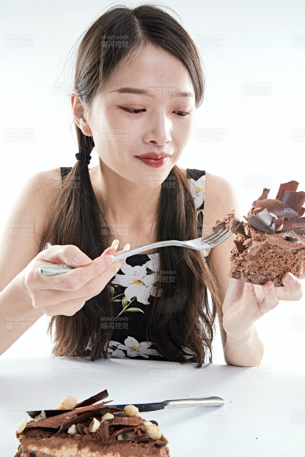 喝红酒品尝蛋糕的年轻女性图片