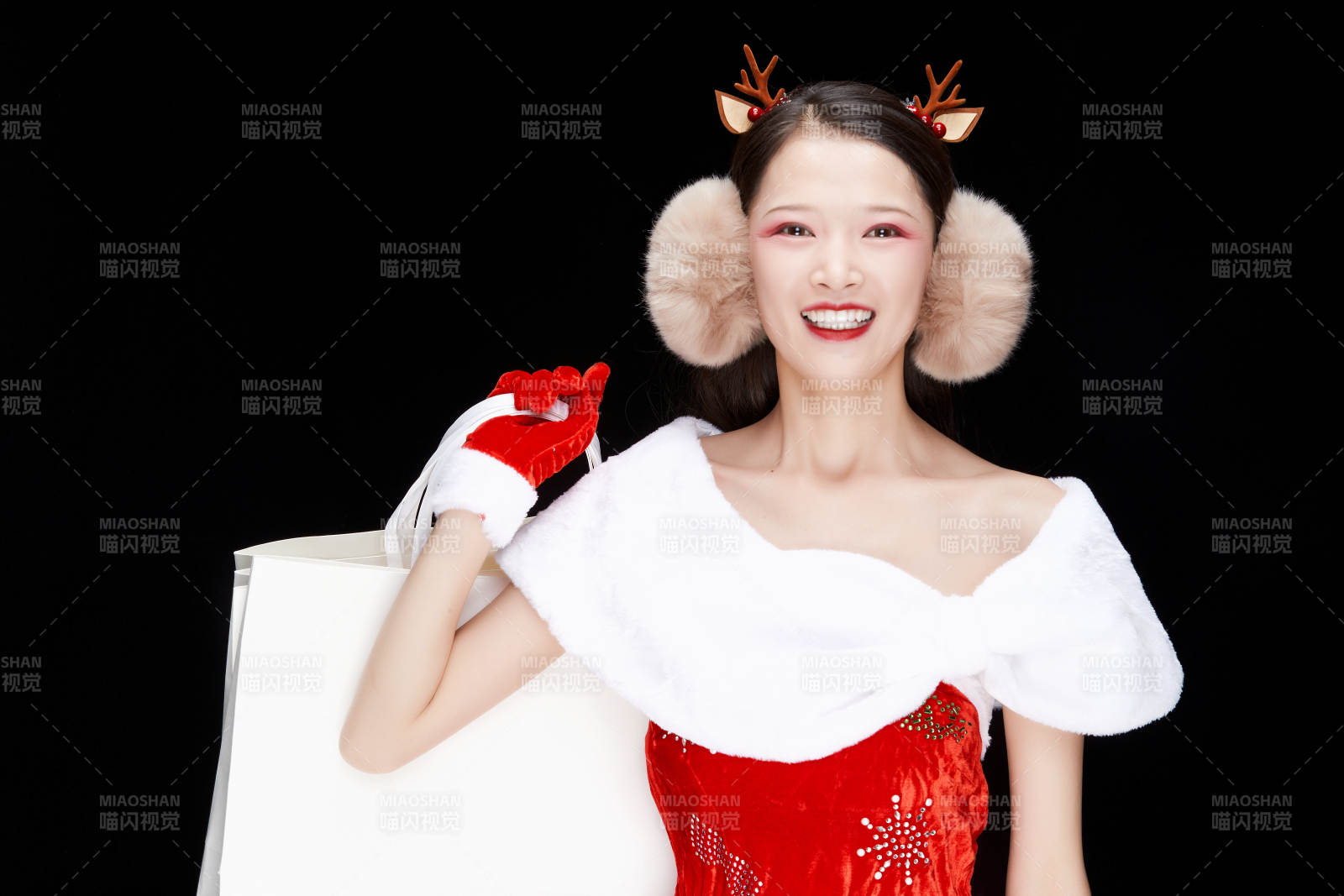 身穿圣诞服饰手提购物袋性感可爱的圣诞女郎图片