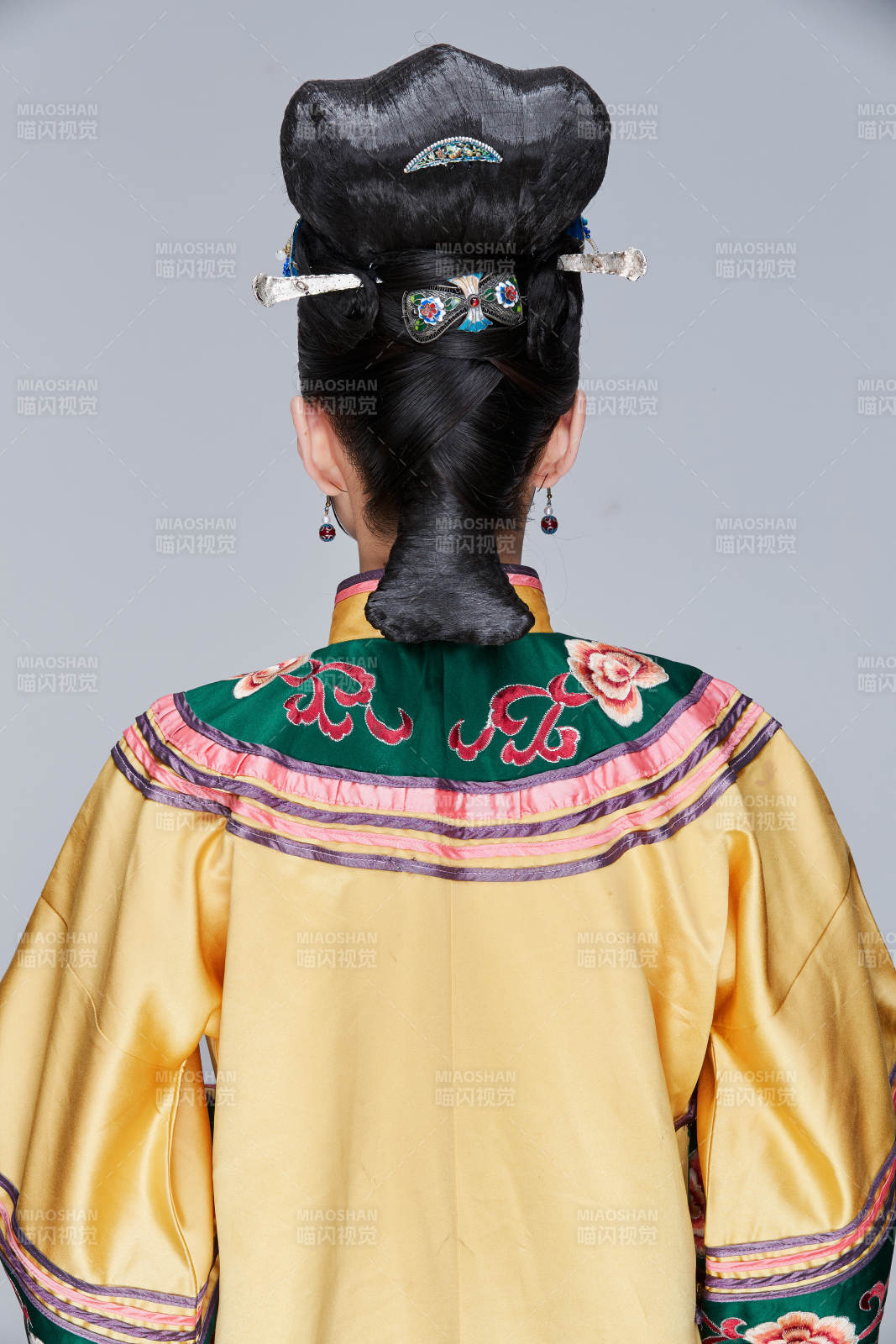 白色背景下的清代女性古装造型清朝古装图片