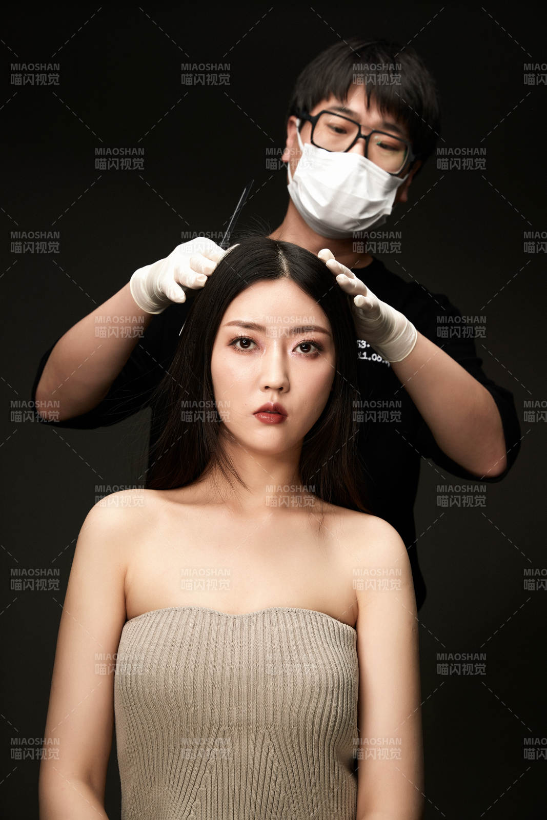 进行美妆化妆的化妆师与模特图片