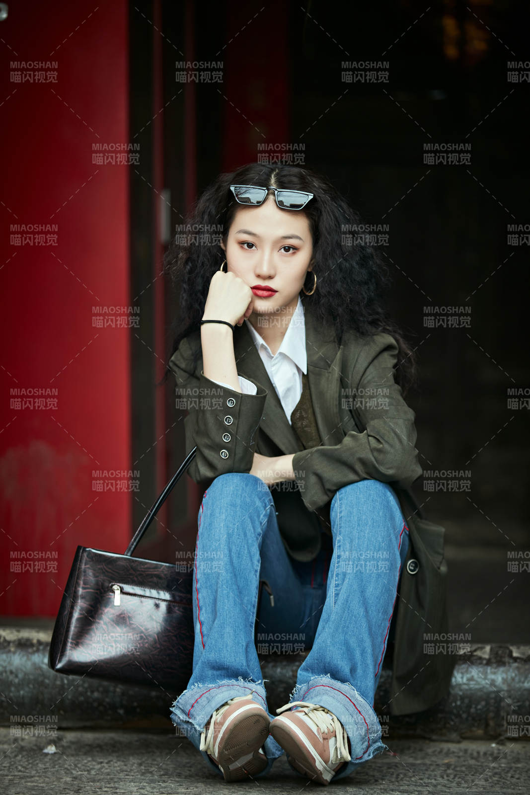 老旧城区里穿着复古港风的美丽清纯少女图片