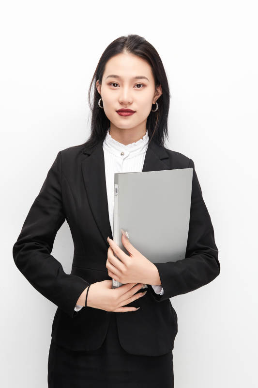 身穿西服拿着文件夹的美丽商务女士图片