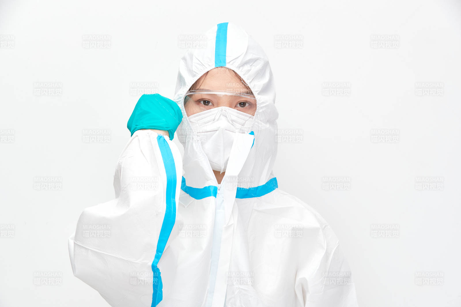 穿白色防护服佩戴护目镜口罩的女性医疗人员图片