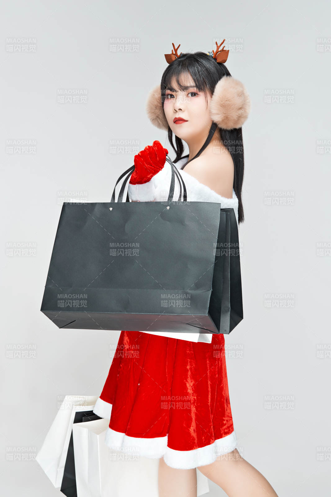 身穿圣诞服饰手提购物袋性感可爱的圣诞女郎图片