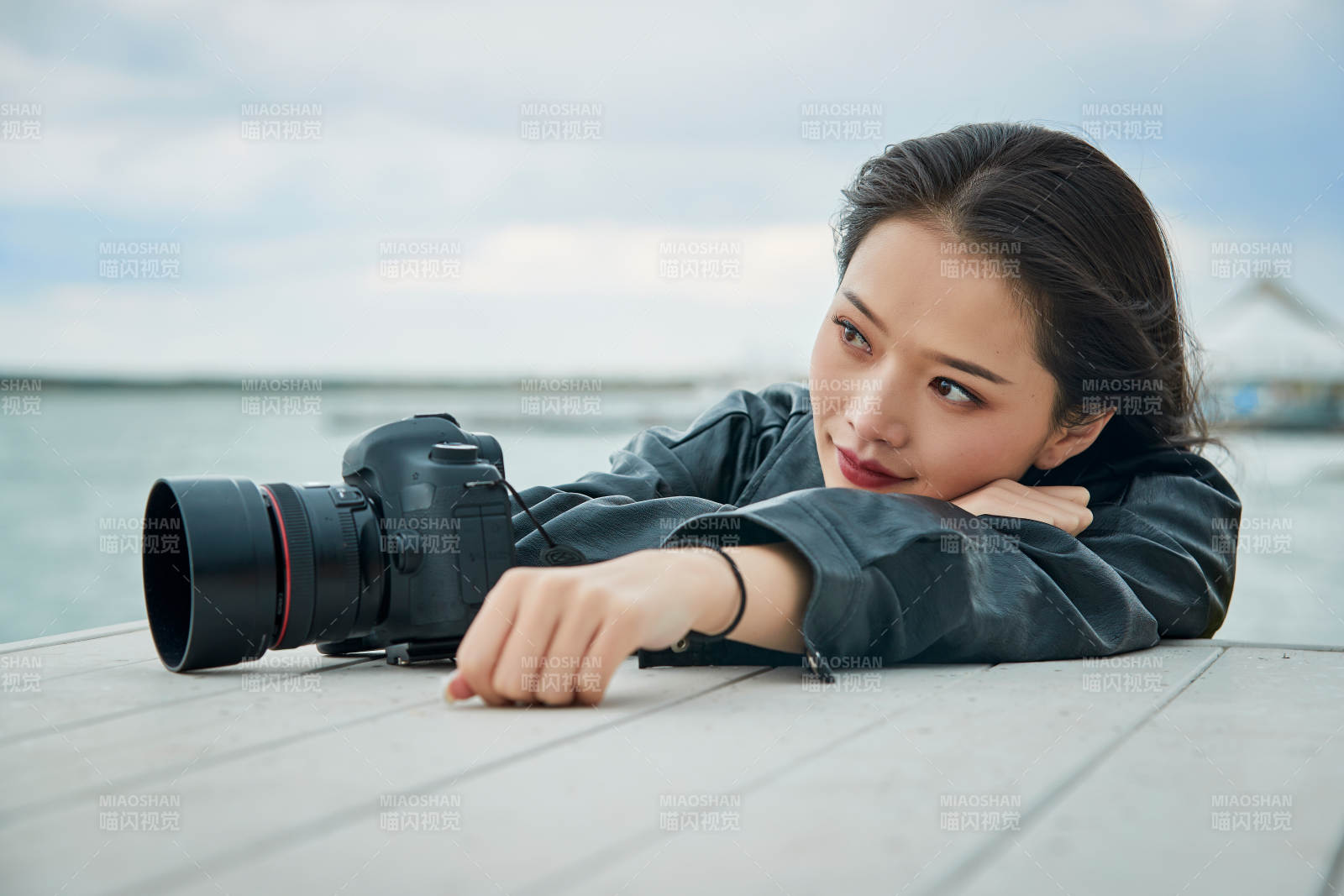 户外湖畔进行拍摄的亚洲青年女性摄影师图片