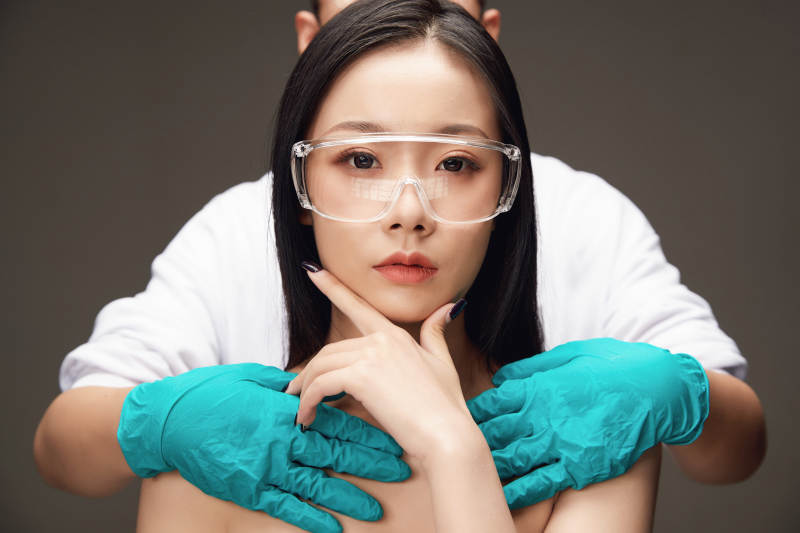 黑色背景里的亚洲美女面部特写医美整容图片