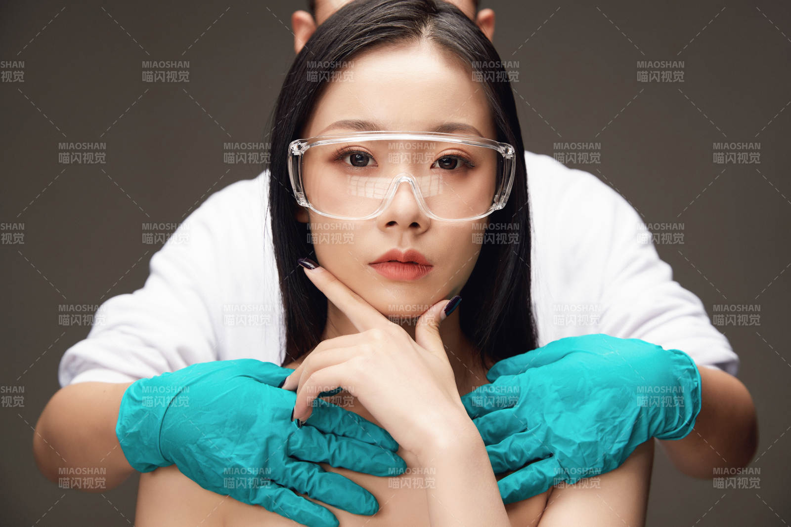 黑色背景里的亚洲美女面部特写医美整容图片