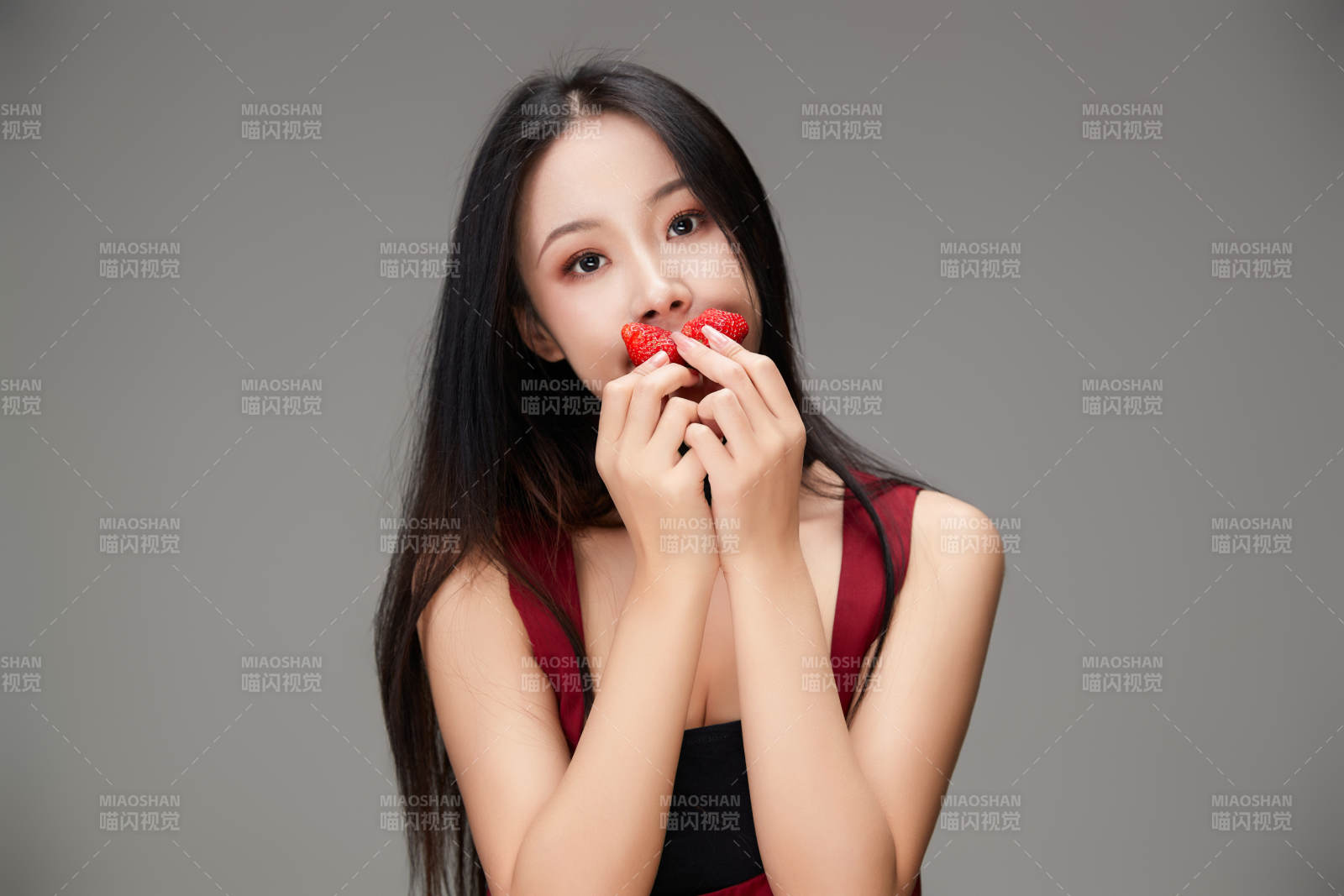 吃水果的亚洲东方长发少女图片