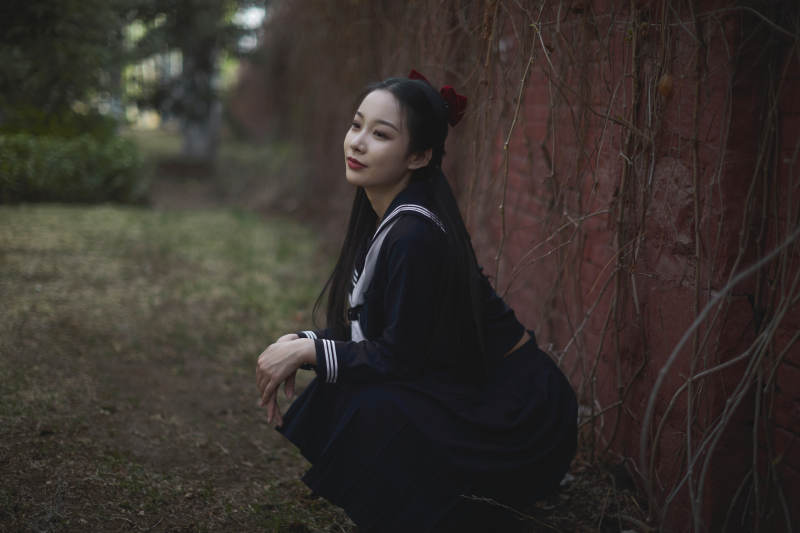 日系户外公园穿jk校服的少女图片