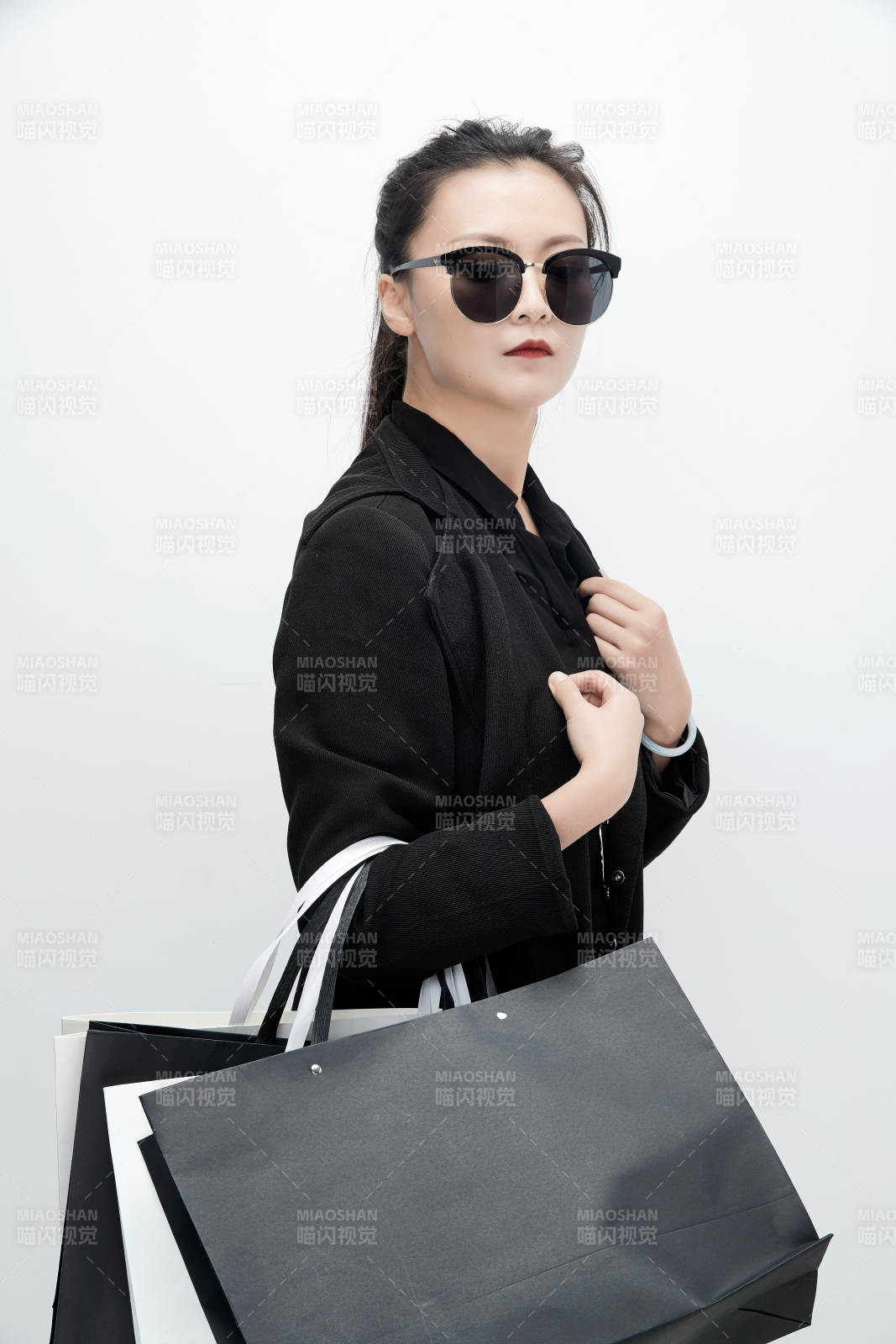 白色背景下手提购物袋时尚美丽的亚洲少女图片