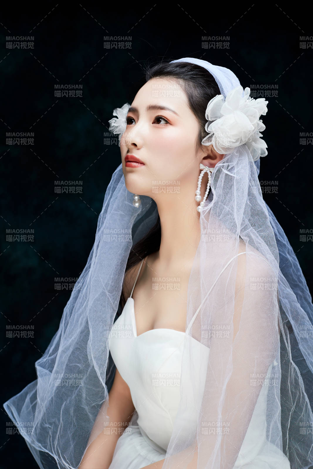 黑色背景下的女性复古婚纱妆面图片