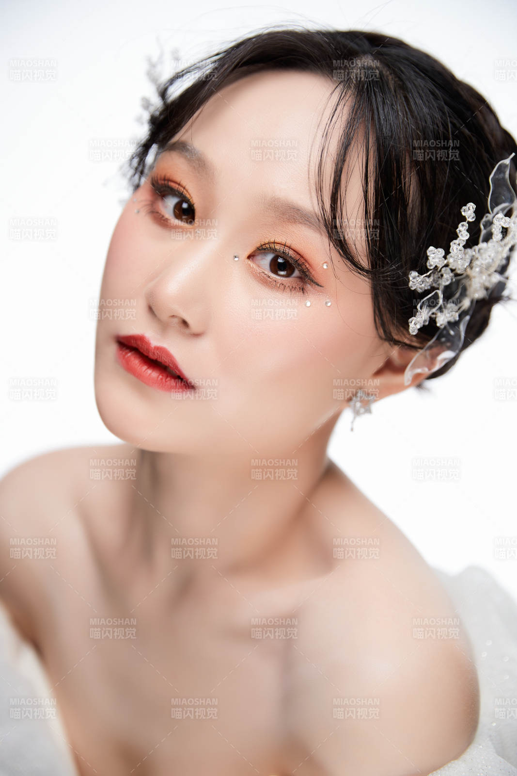 女性婚纱妆面图片