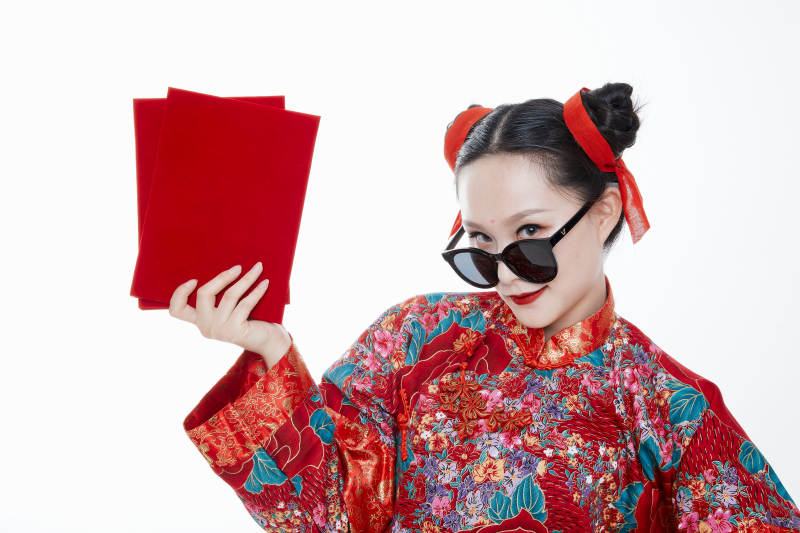 身穿中国传统服饰的青年女性图片