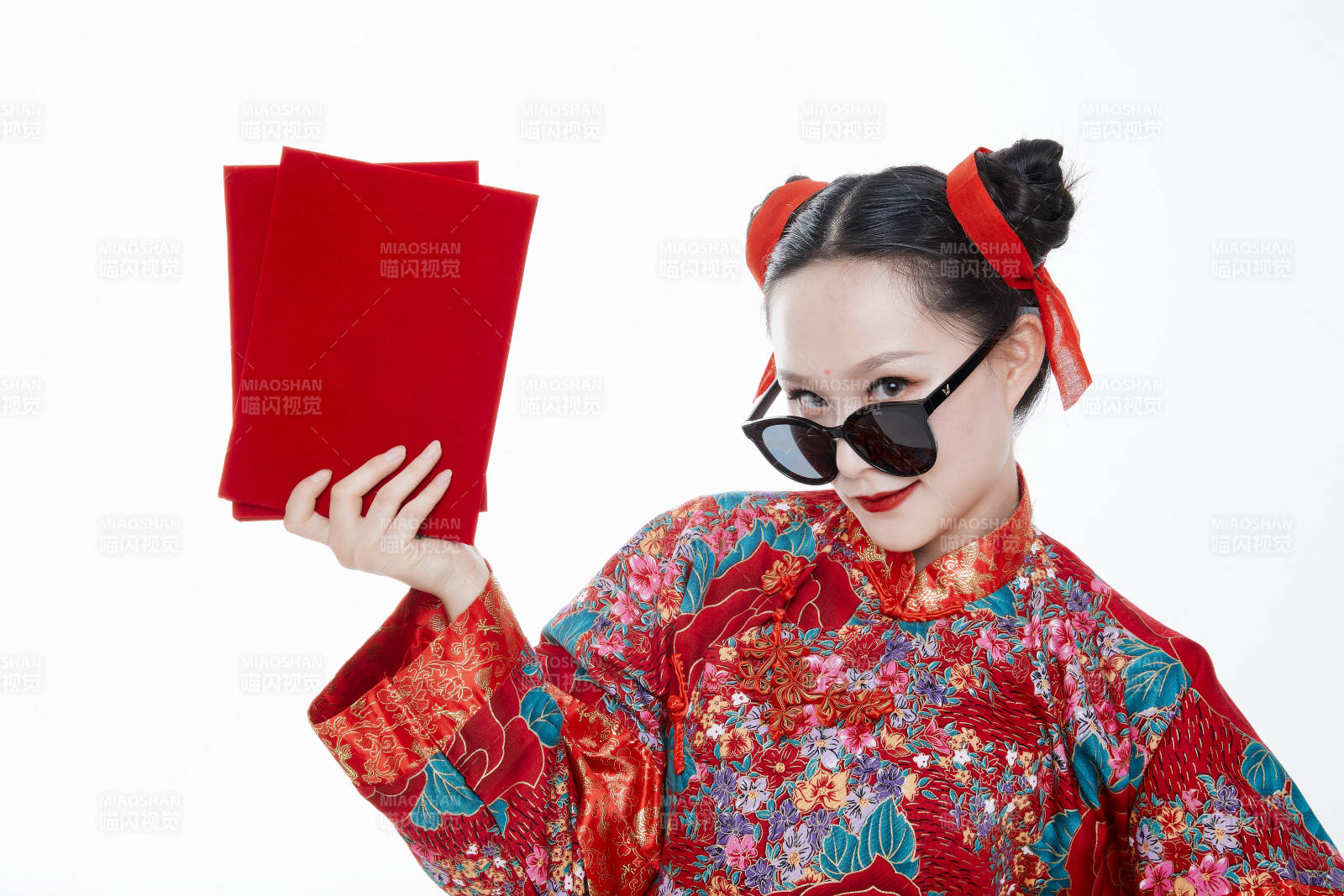 身穿中国传统服饰的青年女性图片