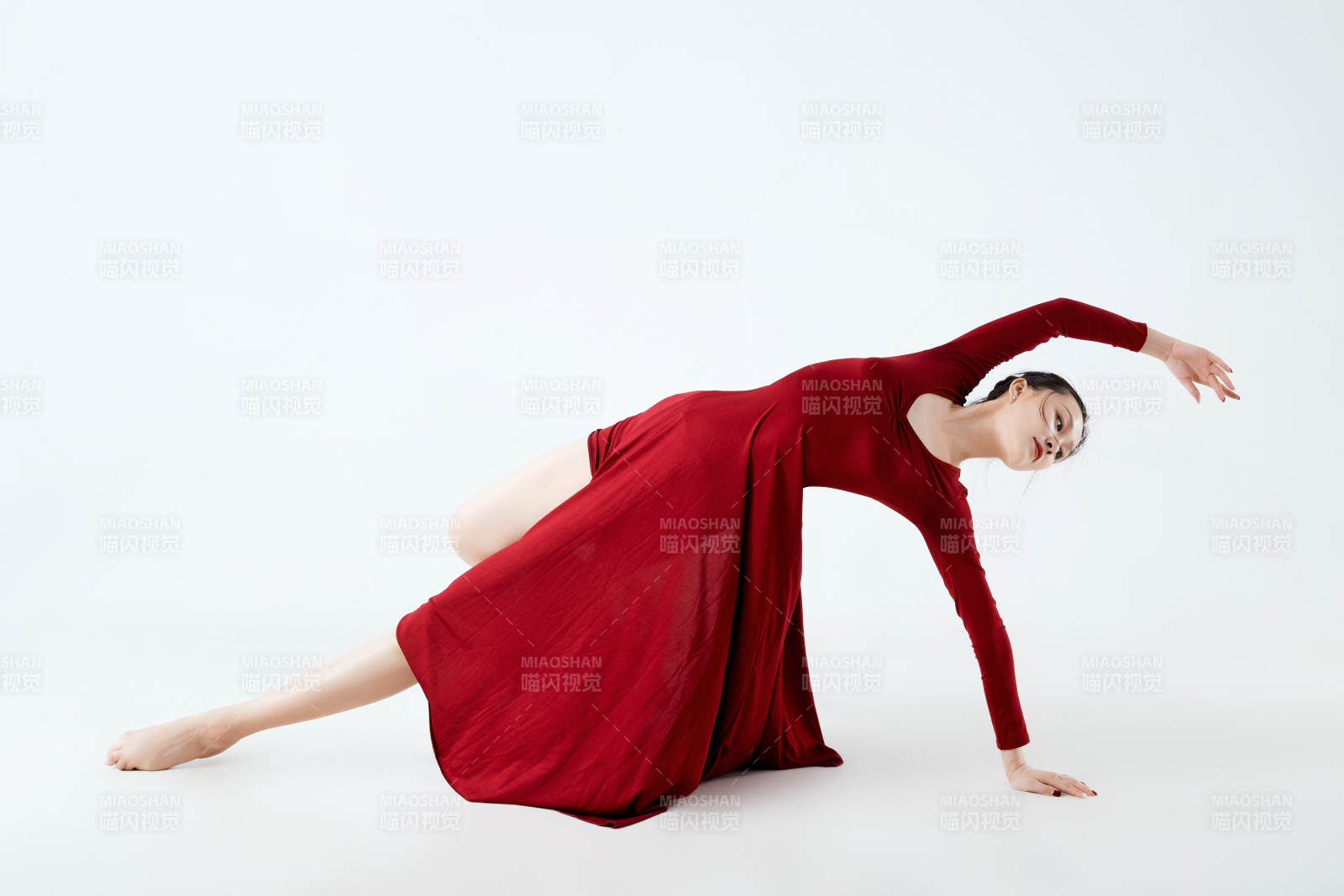 穿着红色长裙翩翩起舞的少女图片