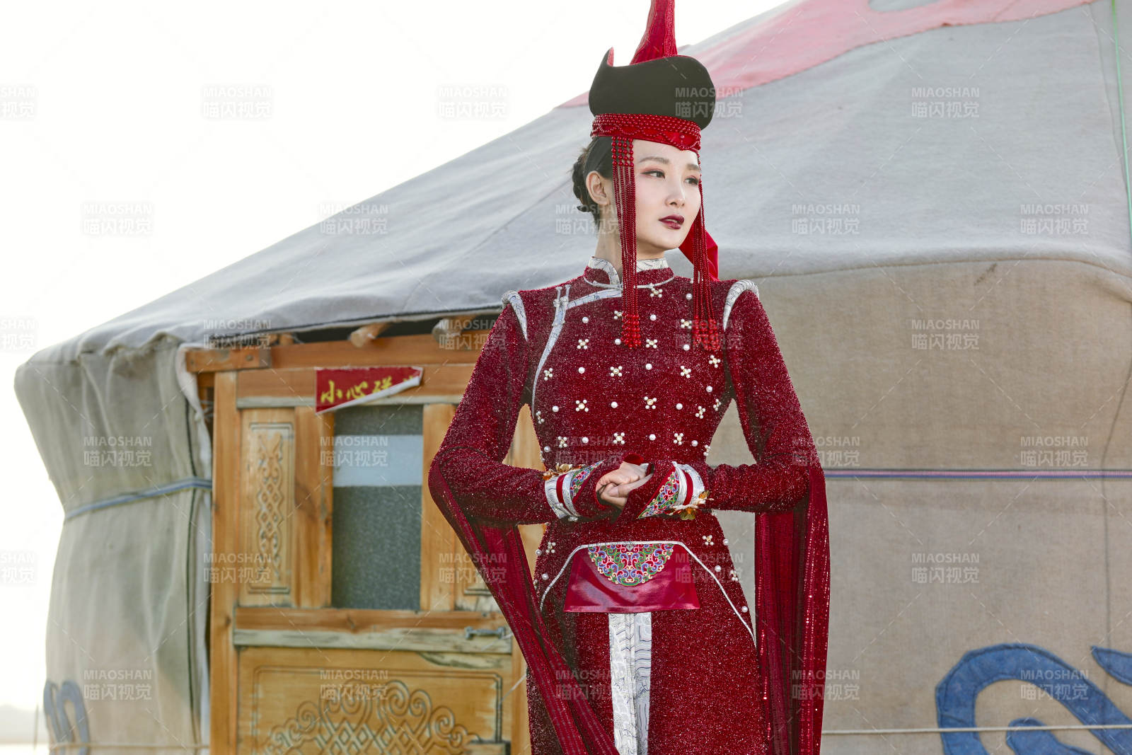 草原上穿着蒙古族传统服饰的亚洲年轻美少女图片