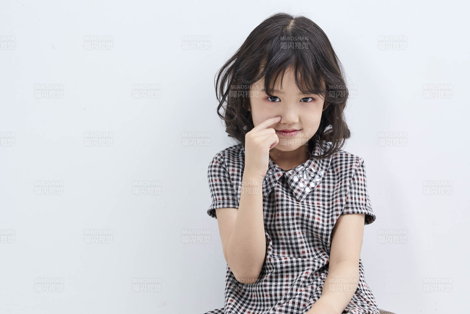 白色色背景的可爱的亚洲小女孩儿童图片